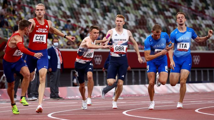 Čeští běžci (vlevo) v závodu štafet na 4x400 m na OH 2020 v Tokiu