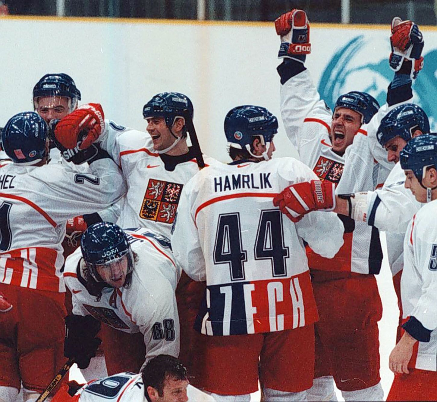 Archivní snímky z ZOH Nagano 1998 - hokej. Radist po výhře nad Kanadou