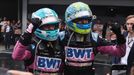 Piloti Alpine Esteban Ocon a Pierre Gasly slaví v cíli VC Brazílie F1 2024