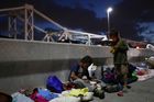 Migranti se hromadí na americko-mexické hranici a snaží se nelegálně vkročit do USA.