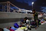 Migranti se hromadí na americko-mexické hranici a snaží se nelegálně vkročit do USA.
