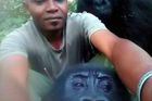 Přátelství na celý život, zachráněné gorily zapózovaly s pečovateli na seflie