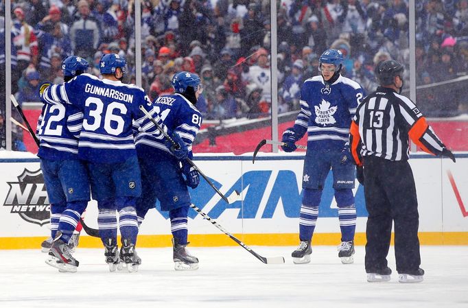 NHL Winter Classic, Detroit-Toronto: Tyler Bozak (42) slaví gól