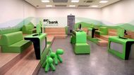 Designovou i komunikační proměnu bankovních poboček v Česku přinesl vstup Air Bank v roce 2011. Vsadila na moderní vzhled s neformálním nábytkem, místo „protivníka za přepážkou“ se z bankéře mohl stát poradce, který si sedne hned vedle, dívá se do stejného monitoru jako vy a nic před vámi netají.