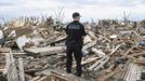 Oklahoma County Sheriff's Deputy Erik Gransberg searches for victims in rubble at a residential area of Moore, Oklahoma May 21, 2013. Rescuers went building to building in search of victims and thousands of survivors were homeless on Tuesday, a day after a massive tornado tore through a suburb of Oklahoma City, wiping out whole blocks of homes and killing at least 24 people. REUTERS/Richard Rowe (UNITED STATES - Tags: DISASTER ENVIRONMENT) Published: Kvě. 21, 2013, 11:39 odp.