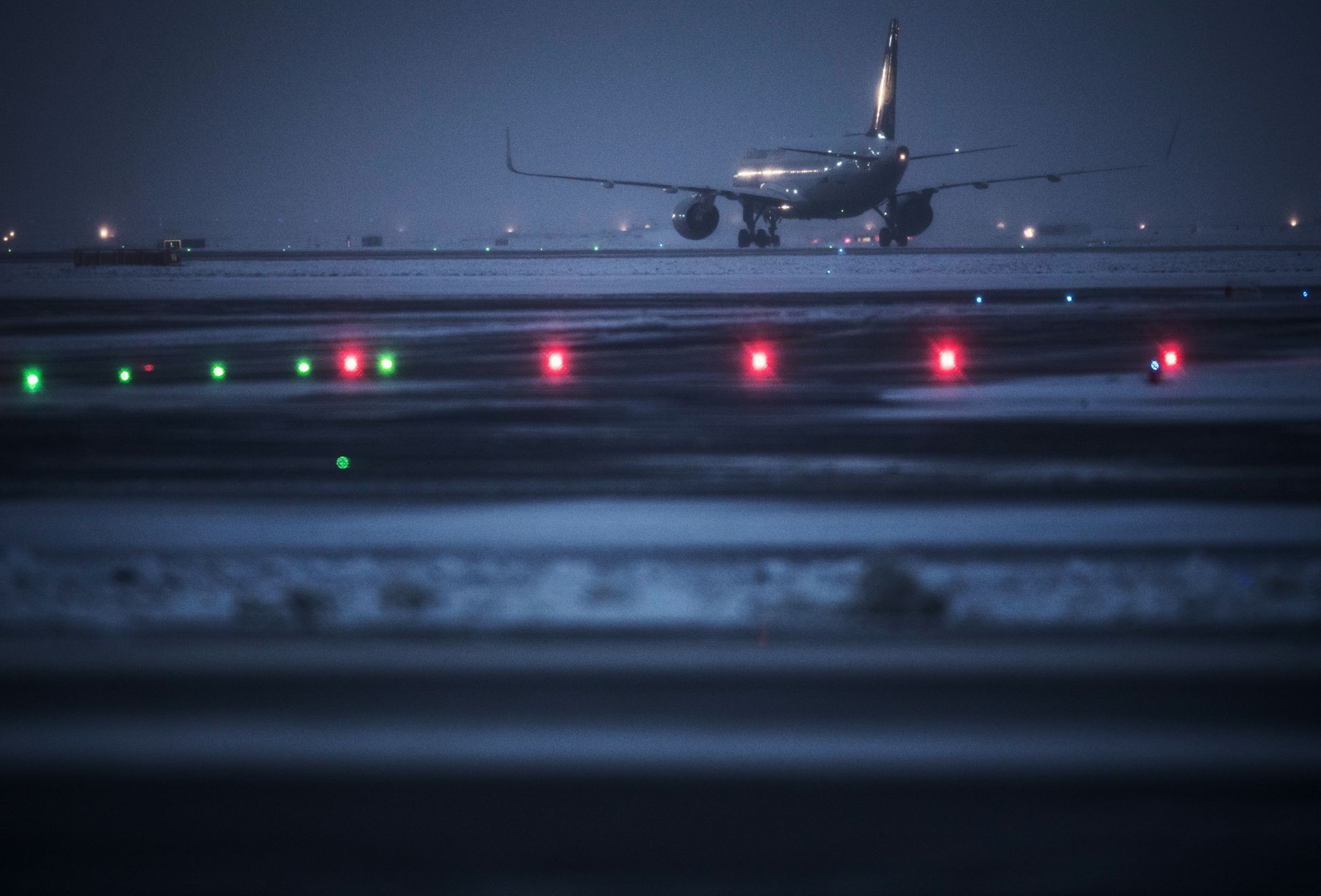 Zasněžené letiště ve Frankfurtu.