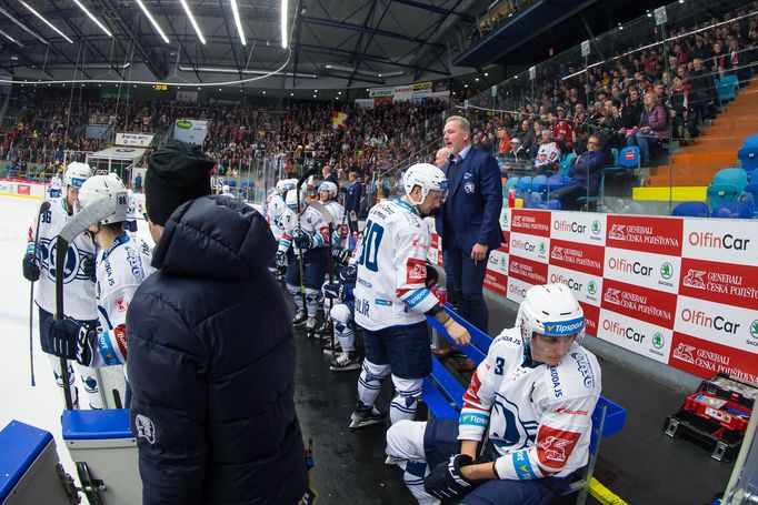 Plzeňská střídačka s trenérem Milošem Říhou ml. při utkání extraligy.