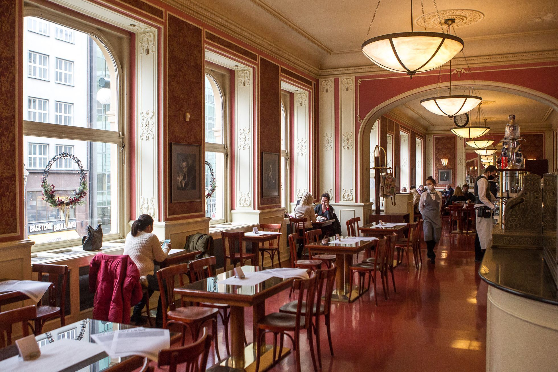 Restaurace, hospody otevírají v omezeném režimu - Cafe Louvre, nouzový stav, omezení, koronavir, 3. prosinec