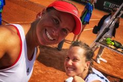 Živě: Českou bitvu o finále French Open zvládly lépe Siniaková s Krejčíkovou