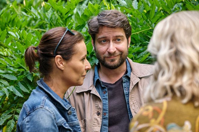 Lenka Vlasáková v roli Anny a Marek Němec jako její bratr.