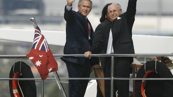 Bush a Howard na projížďce přístavem v Sydney
