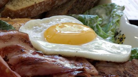 Připravte si domácí verzi Caesar salátu s volským okem