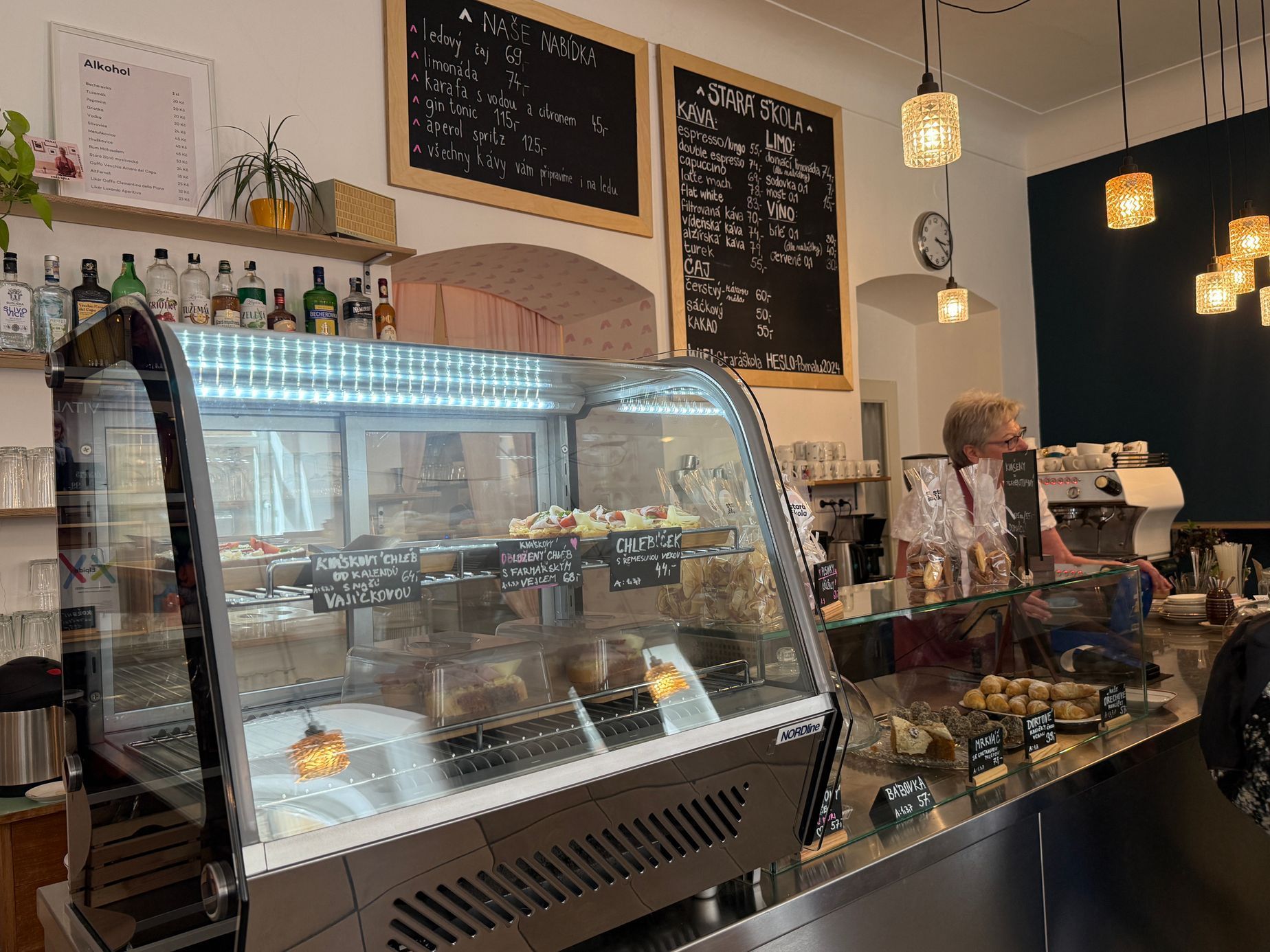 kavárna, stará škola, anděl, senioři