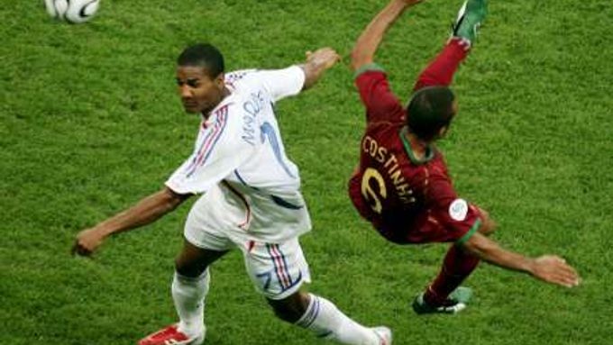 Francouz Florent Malouda (v bílém) v ostém souboji o míč s Costinhou z Portugalska.