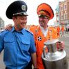 Holandský fanoušek s ukrajinským policistou v utkání Nizozemska s Dánskem v základní skupině B na Euru 2012