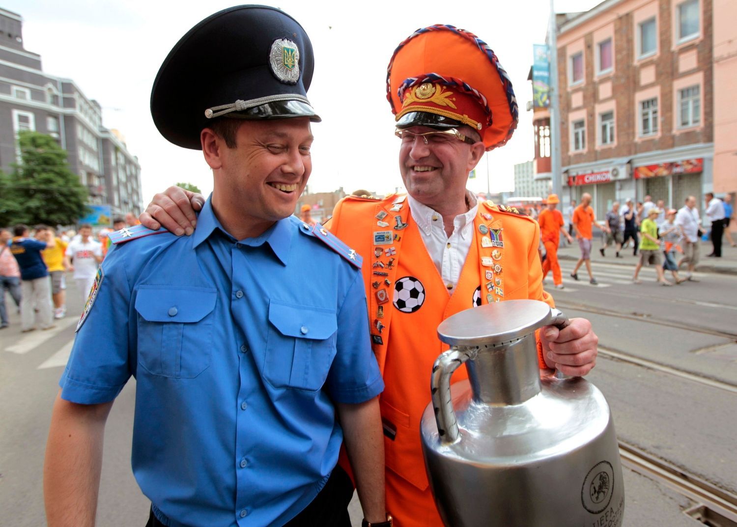 Holandský fanoušek s ukrajinským policistou v utkání Nizozemska s Dánskem v základní skupině B na Euru 2012