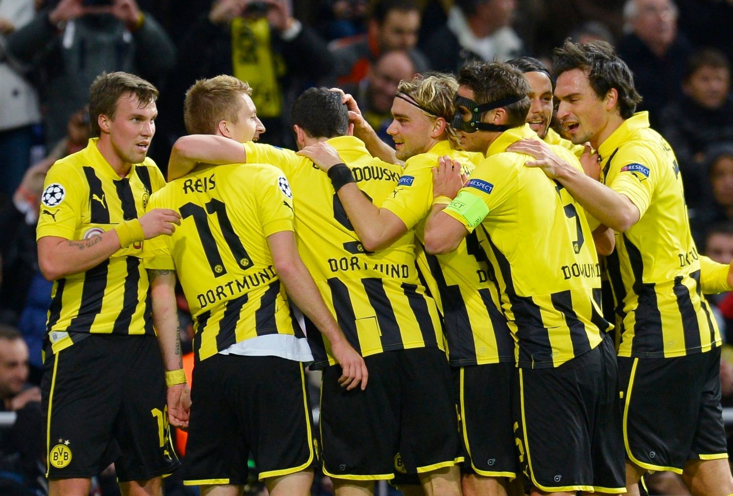 Fotbalisté Borussia Dortmund slaví gól v utkání proti  během Ligy mistrů 2012/13.