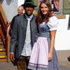 Bayern Mnichov na Oktoberfestu 2015: David Alaba  a přítelkyně Katja Butylinová