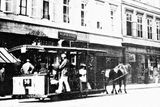 Provozovatelem kolejové pouliční dráhy tažené koňmi byla Outletova soukromá belgická firma – Akciová společnost Pražské tramwaye. Společnost v roce 1875 čítala dvaatřicet zaměstnanců.