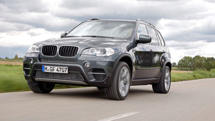 Jako král můžete jezdit i za cenu Fabie. Není ale ojeté BMW X5 zbytečně riskantní?
