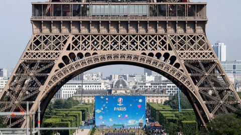 Euro ve stínu teroristů. Policie musí uhlídat fanoušky hlavně pod Eiffelovou věží
