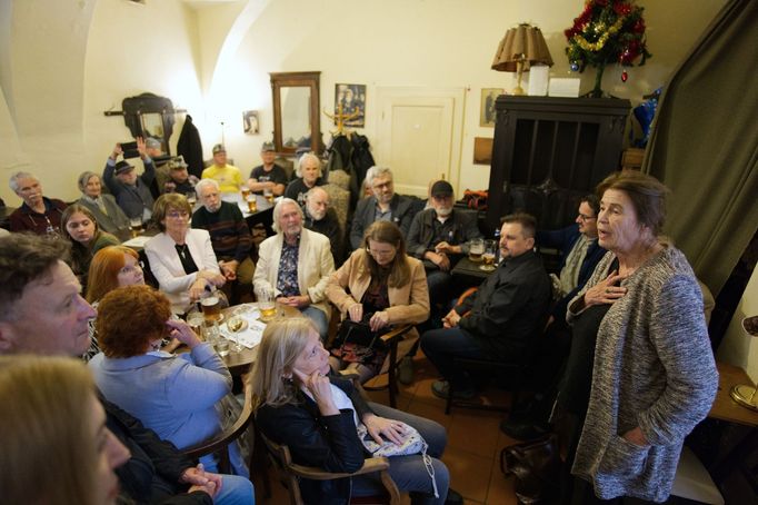 Kniha Humor jako zvláštní rozměr vědomí byla uvedena v pražské kavárně Montmartre.