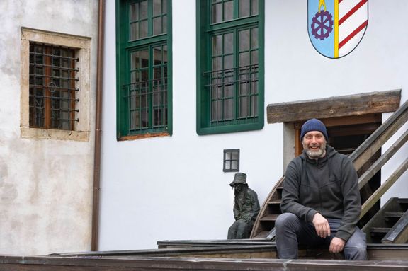 Marek Šimon je rodilý Krumlovák. V 80. letech se s rodinou přestěhovali do Českých Budějovic, kde jeho otec koupil několik nemovitostí a podnikal se starožitnostmi.