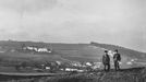 Archivní snímky neznámých autorů z let cca1900-1945, které zachraňuje fotograf Martin Wágner v rámci projektu "Negativy z popelnice" a dokumentuje tak zmizelý svět.