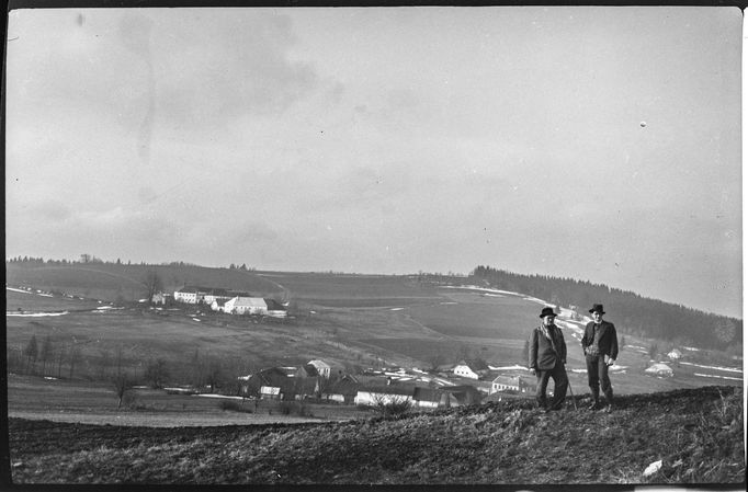 Archivní snímky neznámých autorů z let cca1900-1945, které zachraňuje fotograf Martin Wágner v rámci projektu "Negativy z popelnice" a dokumentuje tak zmizelý svět.