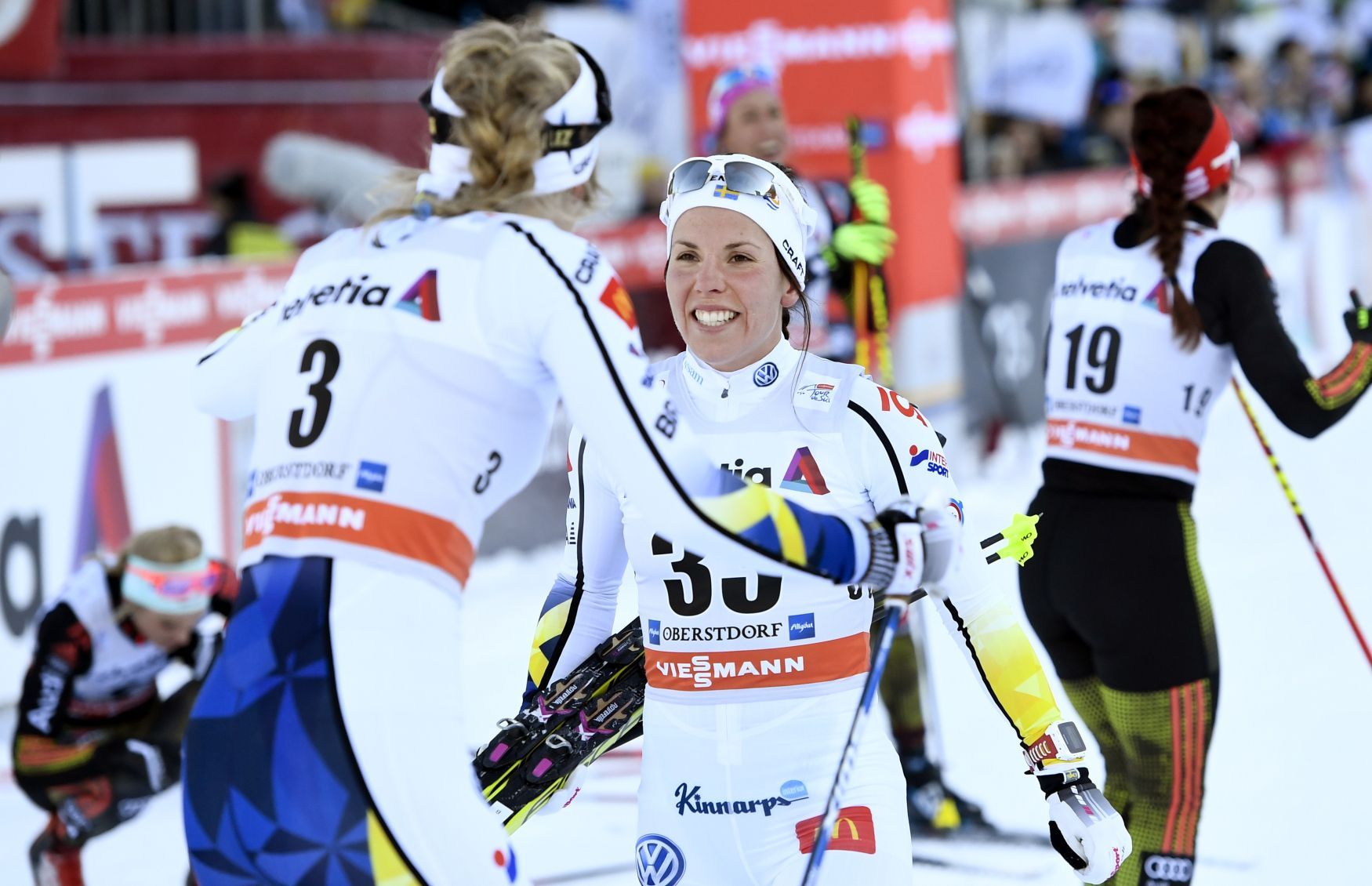 Stina Nilssonová a Charlotte Kallaová na Tour de Ski 2017