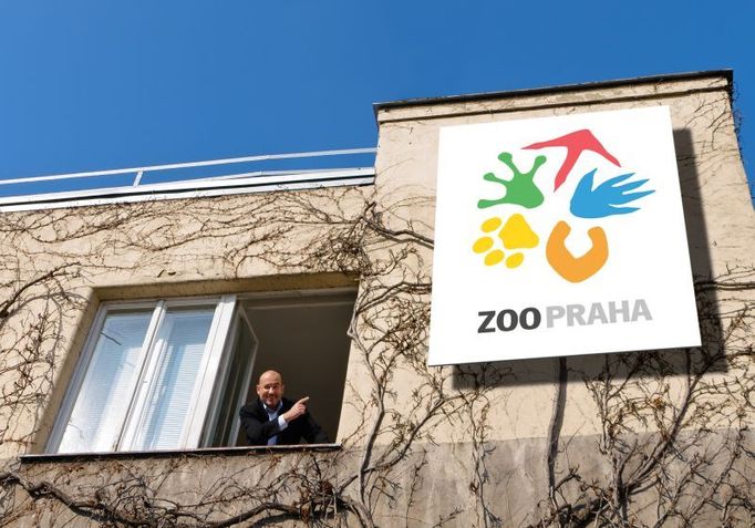 Ředitel Miroslav Bobek a nové logo zoo.