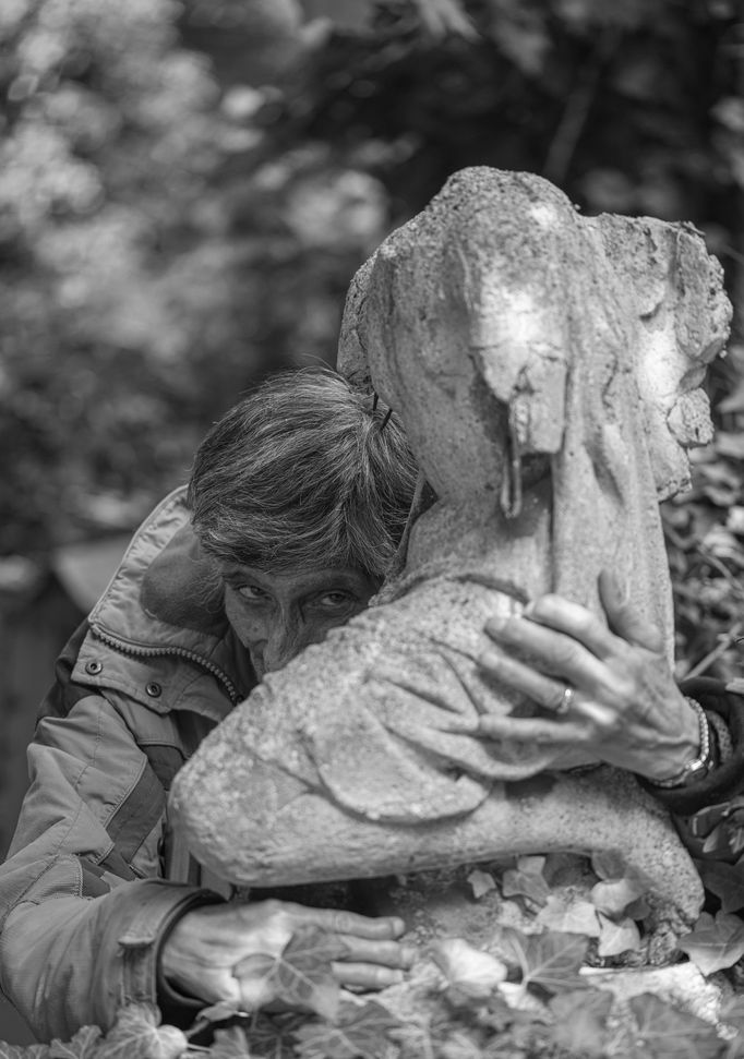 Ukázka snímků ze souboru "Žižkovská Madonna" (2023), v němž fotograf Filip Michael Štojdl zachytil ženu s nelehkým životním osudem .