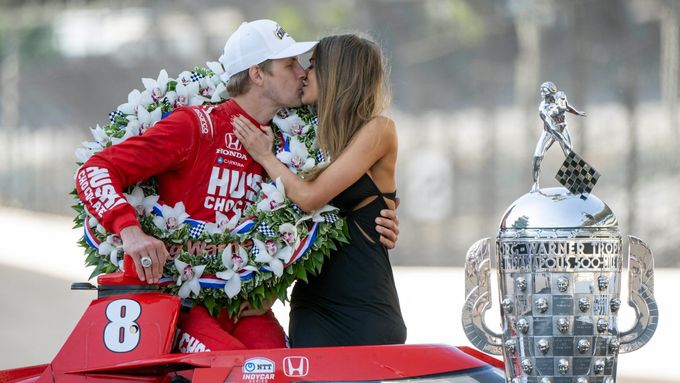 Marcus Ericsson dostává vítězný polibek od přítelkyně Iris Tritsaris Jondahlové po triumfu v závodě na 500 mil v Indianapolisu