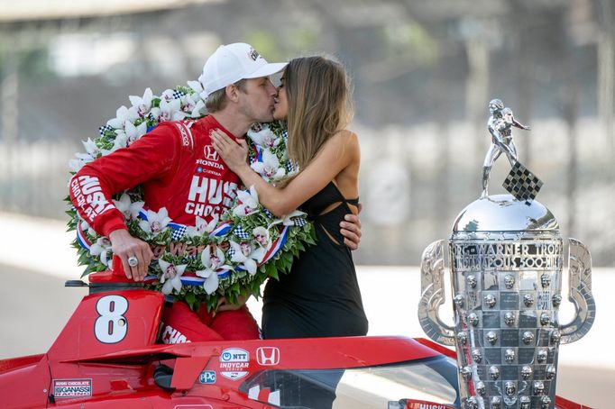 Marcus Ericsson dostává vítězný polibek od přítelkyně Iris Tritsaris Jondahlové po triumfu v závodě na 500 mil v Indianapolisu