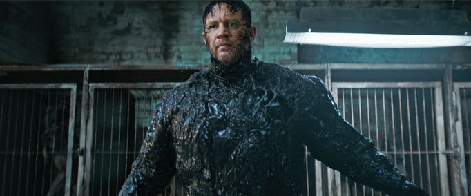 Tom Hardy jako Eddie Brock.