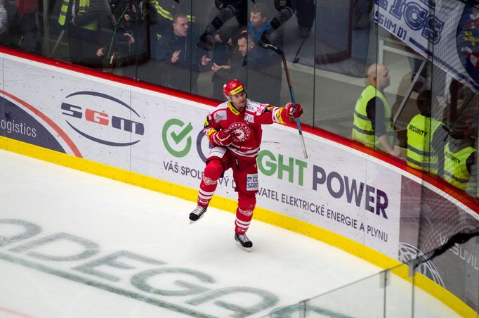 TELH, Třinec-Brno: Tomáš Plíhal slaví gól