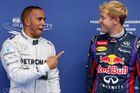 Proti tomu vítěz kvalifikace Lewis Hamilton byl nadšený a vůči Sebastianu Vettelovi si dovolil vyzývavé gesto.