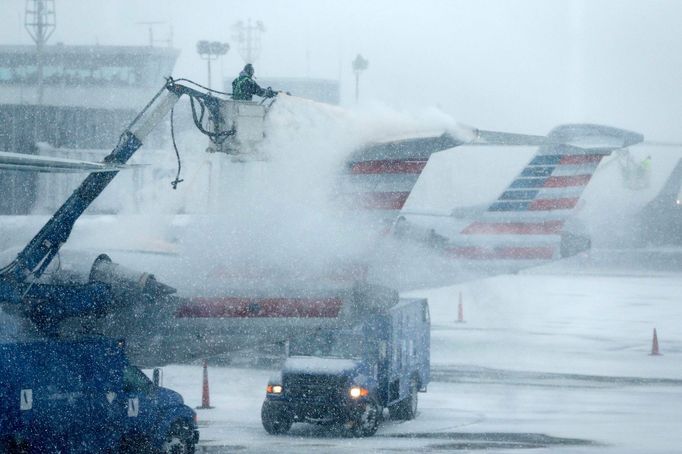 Odmrazování letadla na letišti LaGuardia v New Yorku, 26. ledna 2015.