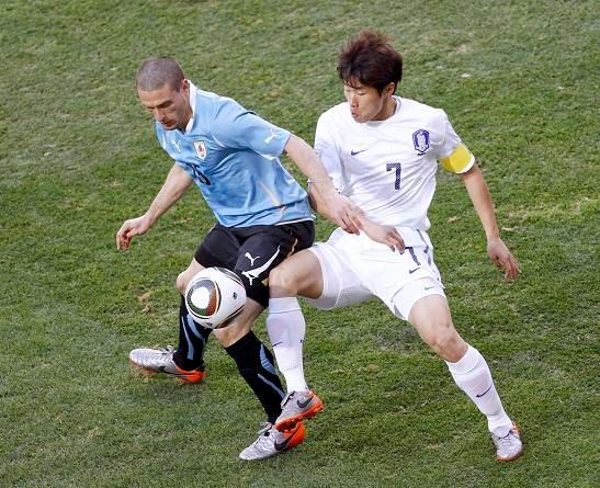 Diego Perez hlídá Park Ji Songa