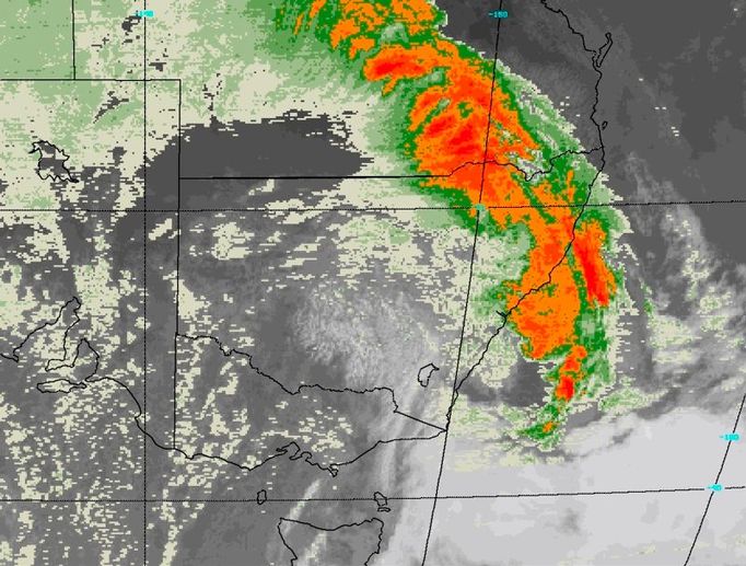 Kolorovaný satelitní snímek ukazuje, jak prašná bouře pokrývá východ Austrálie.