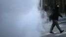 A commuter walks past a steam vent in New York City January 24, 2013. REUTERS/Mike Segar (UNITED STATES - Tags: ENVIRONMENT SOCIETY) Published: Led. 24, 2013, 1:47 odp.