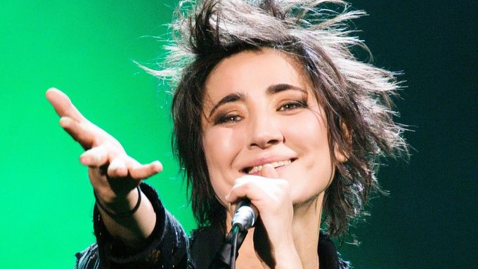 Dva dny po začátku ruské invaze na Ukrajinu zazpívala Zemfira na koncertu v Moskvě svůj hit Nestřílejte. Foto: Profimedia.cz