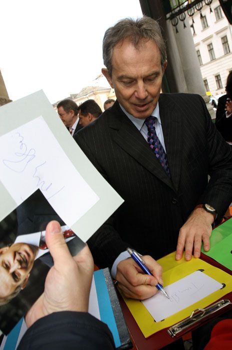 Tony Blair se podepisuje sběratelům autogramů