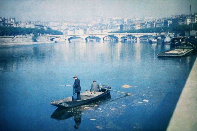 Autochrom  byl raný proces barevné fotografie patentovaný roku 1903 bratry Lumièrovými a komerčně vyráběný v letech 1907 až 1935.