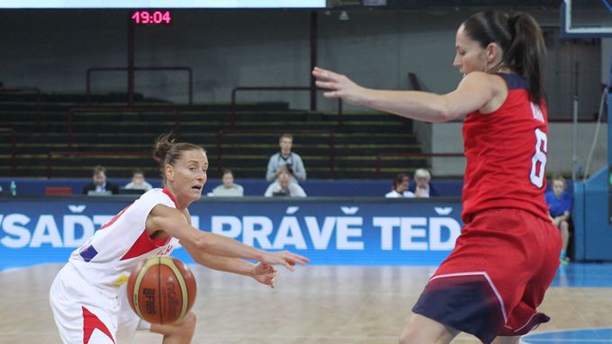 Kateřina Bartoňová symbolicky ztrácí míč, podobně jako české basketbalistky ztratily přípravný zápas s týmem USA.