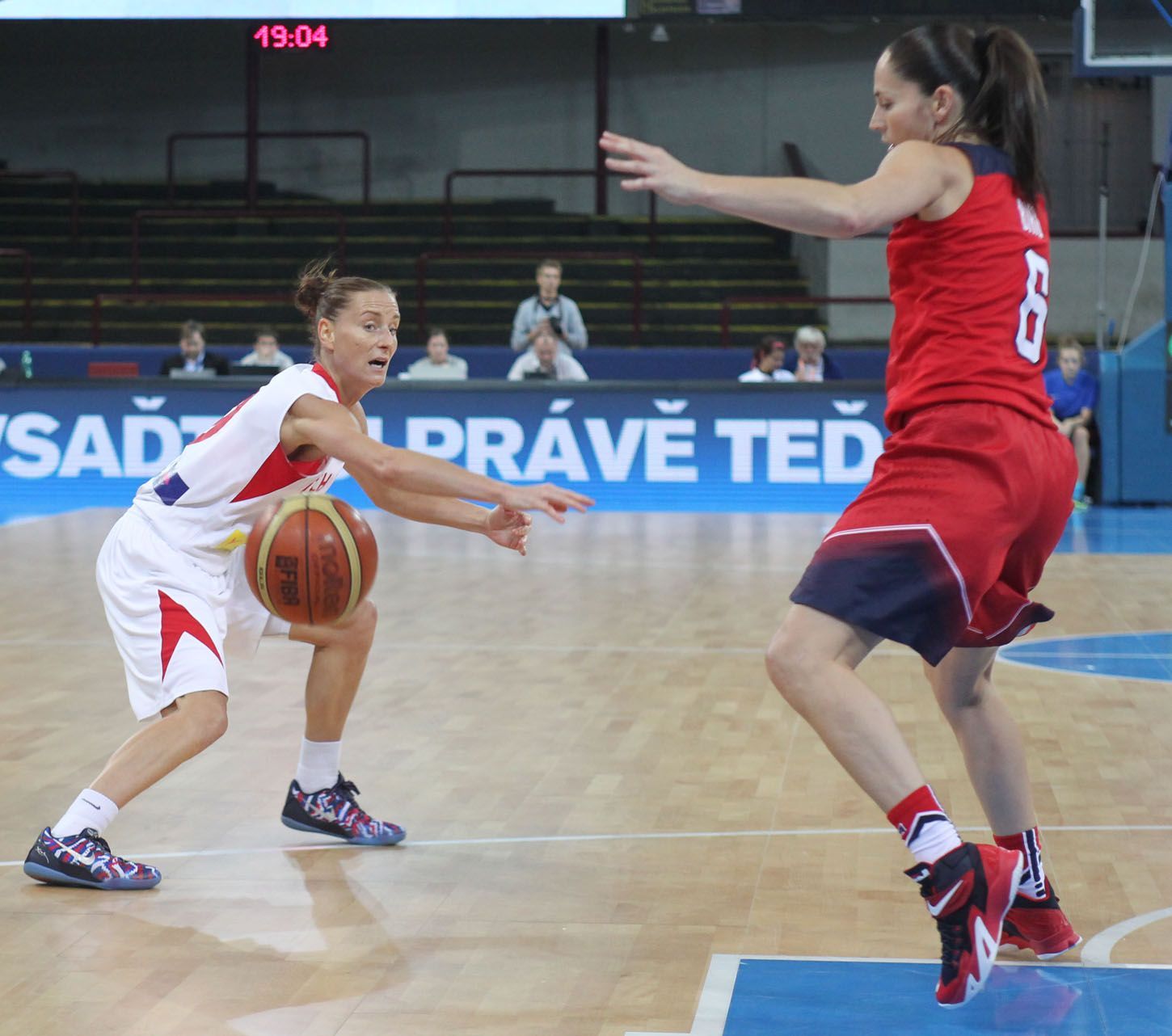 Basketbal, ČR-USA: Kateřina Bartoňová - Sue Birdová