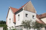 K rekonstrukci majitelé oslovili studio AEIOU, které pod vedením architektů Jana Vojtíška a Jakuba Staníka navrhlo proměnu staré vily v moderně vyhlížející dům.