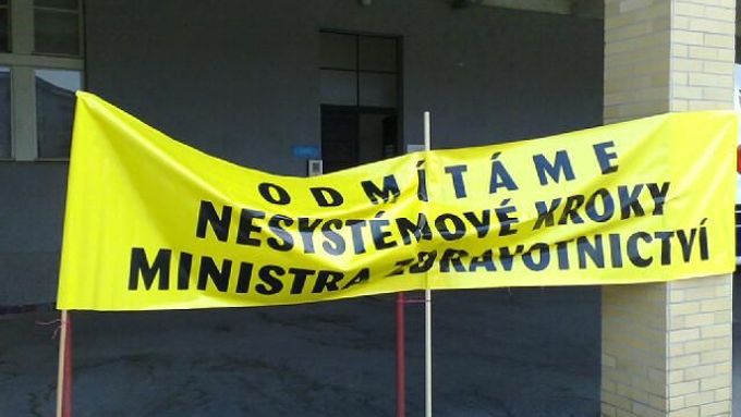 Odmítáme ministerstvo, chceme pryč. Stávka lékařů v Thomayerově nemocnici.