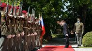 Poté oba prošli po červeném koberci před čestnou stráží a podívali se z vyhlídky na Prahu.