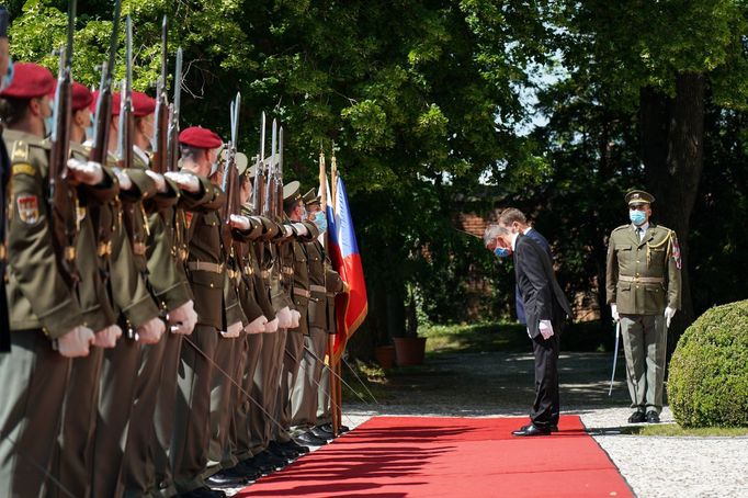 Premiéři Andrej Babiš a Igor Matovič při svém setkání v Praze v červnu 2020.